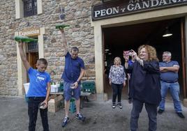 La sidra corrió ayer en el concejo de Villaviciosa para celebrar el Premio al Pueblo Ejemplar.