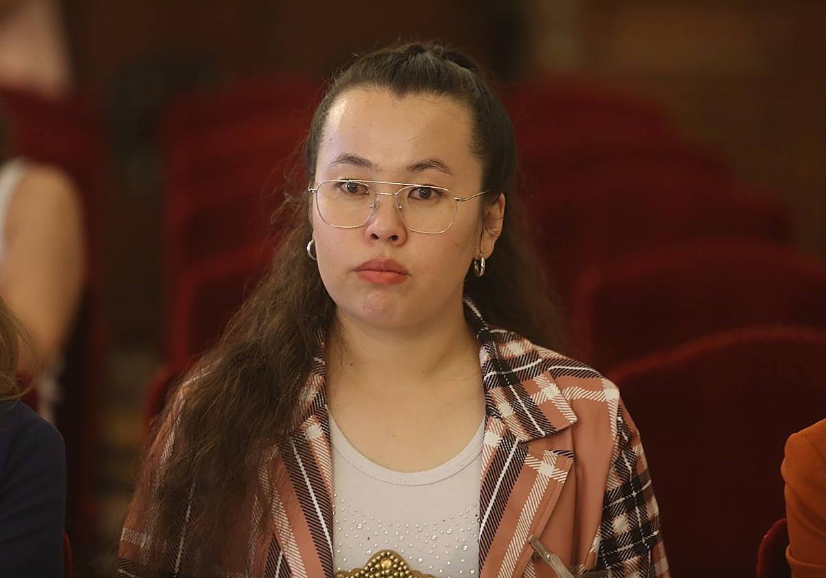 Adela Omid, durante el pleno de este martes, en Oviedo.