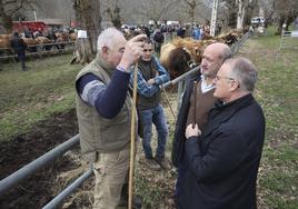 Canga y Luis Venta, hablando con un ganadero en la feria de Corao, en marzo.