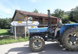 Tractor. Gonzalo Costales cele- braba que el galardón hubiera recaído en una aldea típica as- turiana.