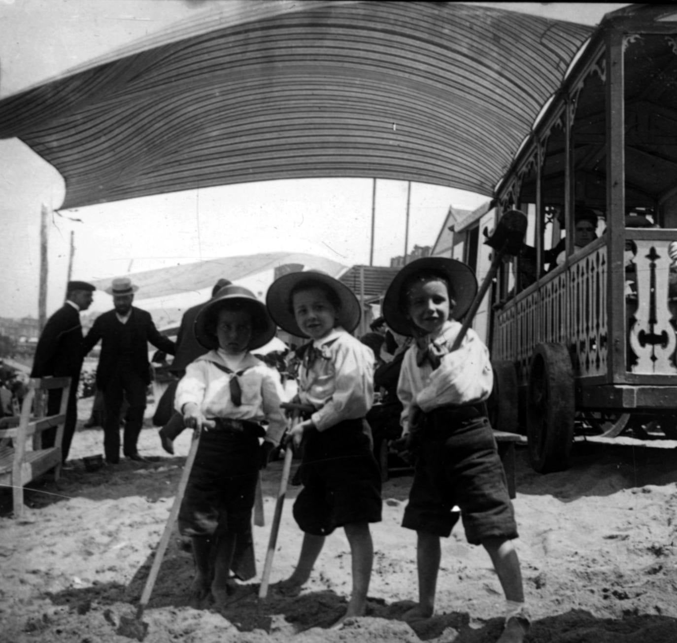 Rosita, Francisco y Antonio Ortega en la playa