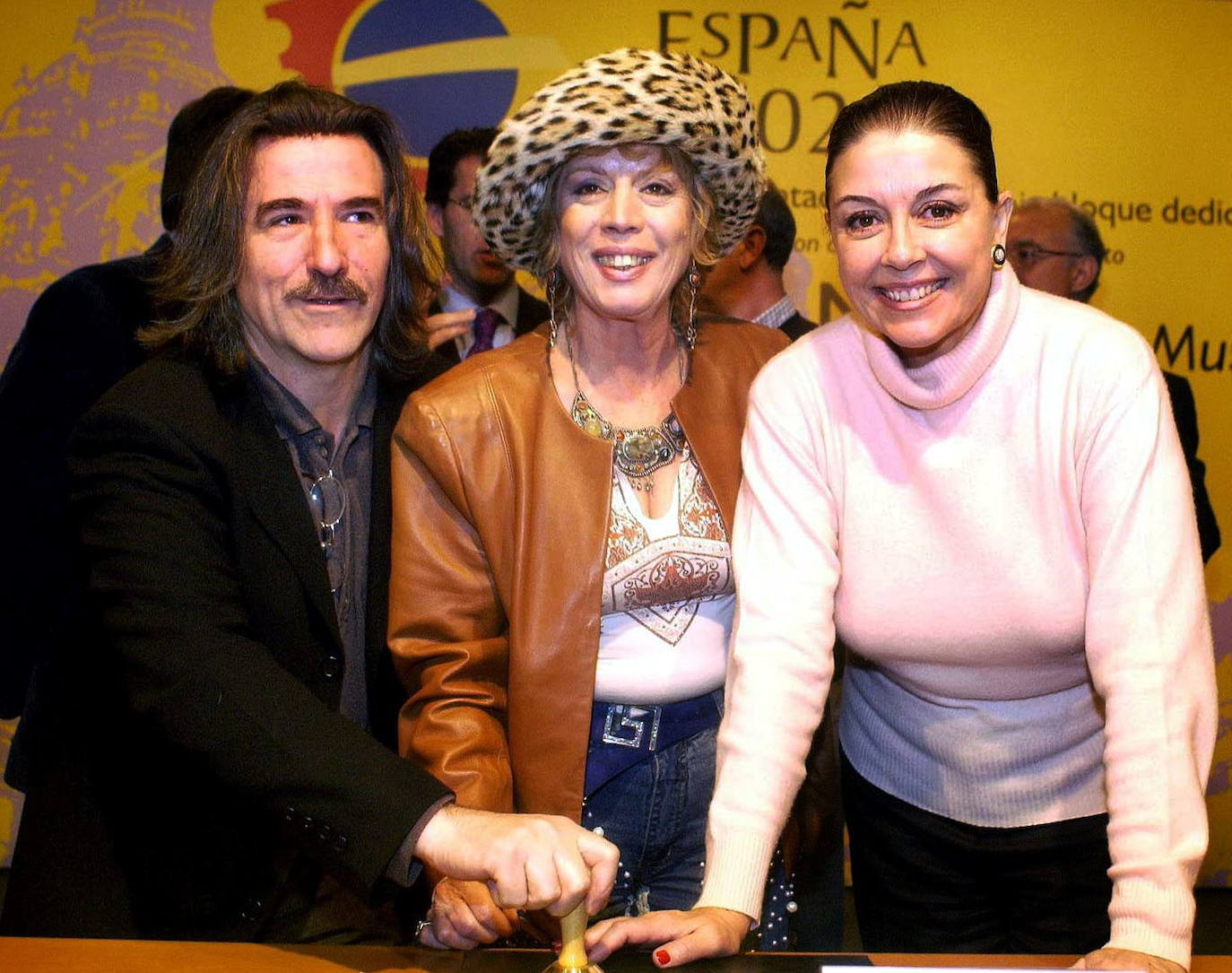 El compositor Luis Cobos, la cantante María Jiménez y la actriz Mónica Randall, durante la presentación del primer sello de la historia de la Filatelia contra la piratería cultural