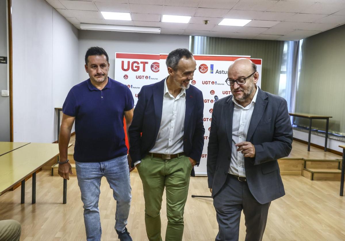 El secretario general de UGT Asturias, Javier Fernández Lanero; Carlos García, director general de Faen; y Luis Ángel Colunga, comisionado especial del PERTE de la descarbonización.