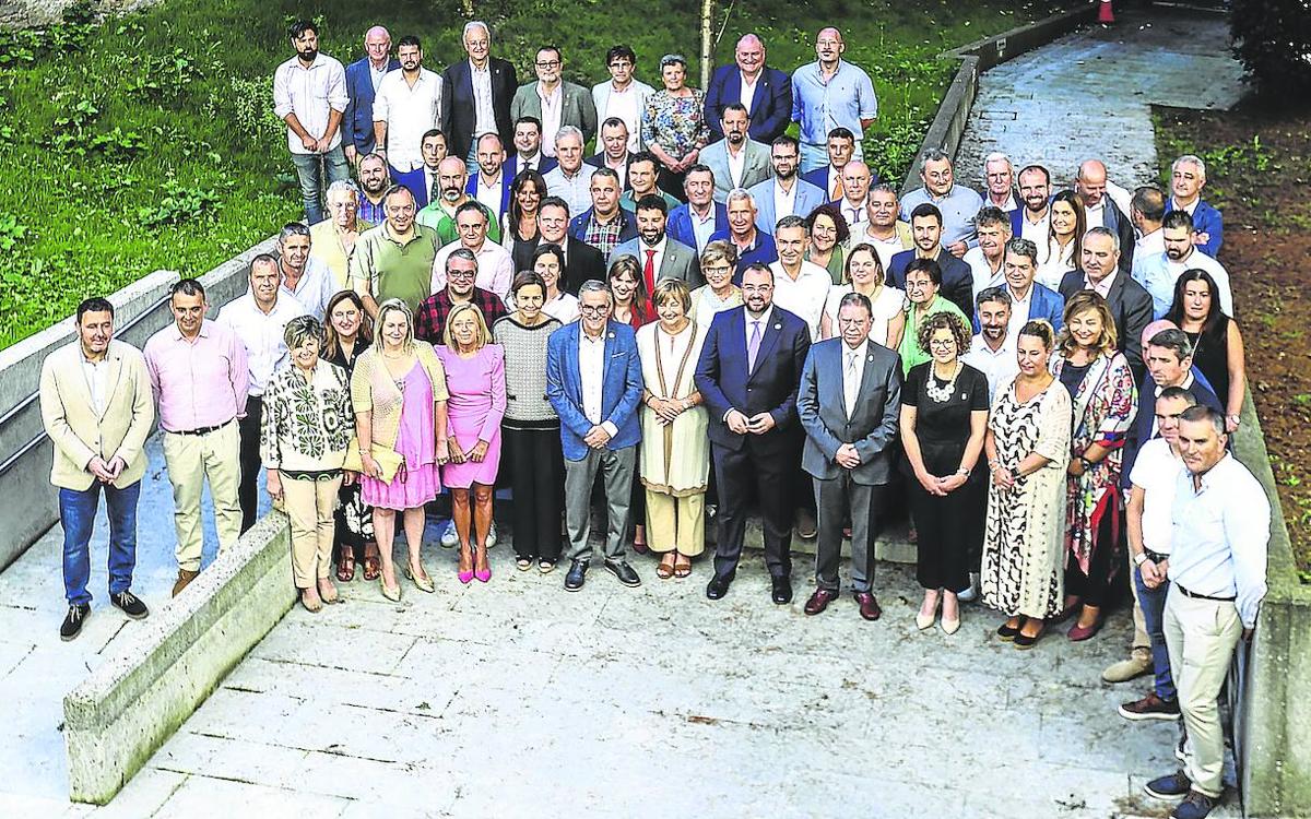 El presidente Barbón, en la reunión con los alcaldes asturianos.