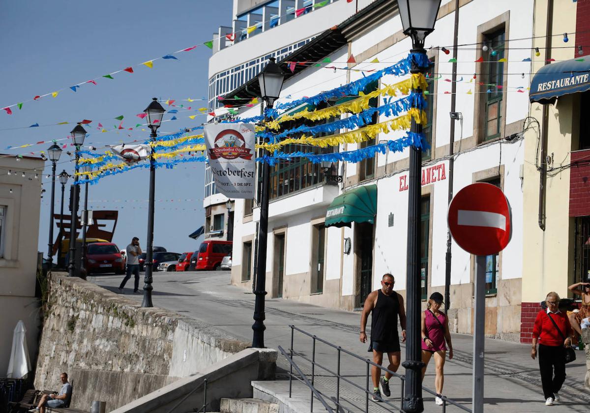 El Tránsito de las Ballenas decorado para las fiestas de los Remedios y la Soledad en Cimavilla (Gijón).