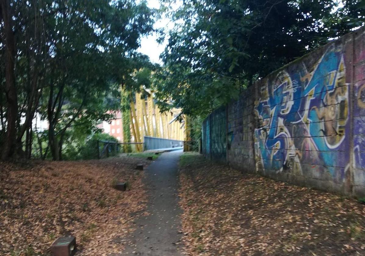 Estado actual de una de las entradas del puente de Los Gallegos.