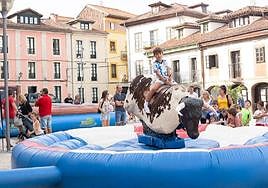 Se instalaron juegos infantiles frente a la colegiata de Pravia.