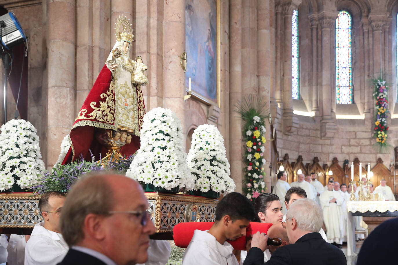 Reivindicación y tradición en la misa por la Santina