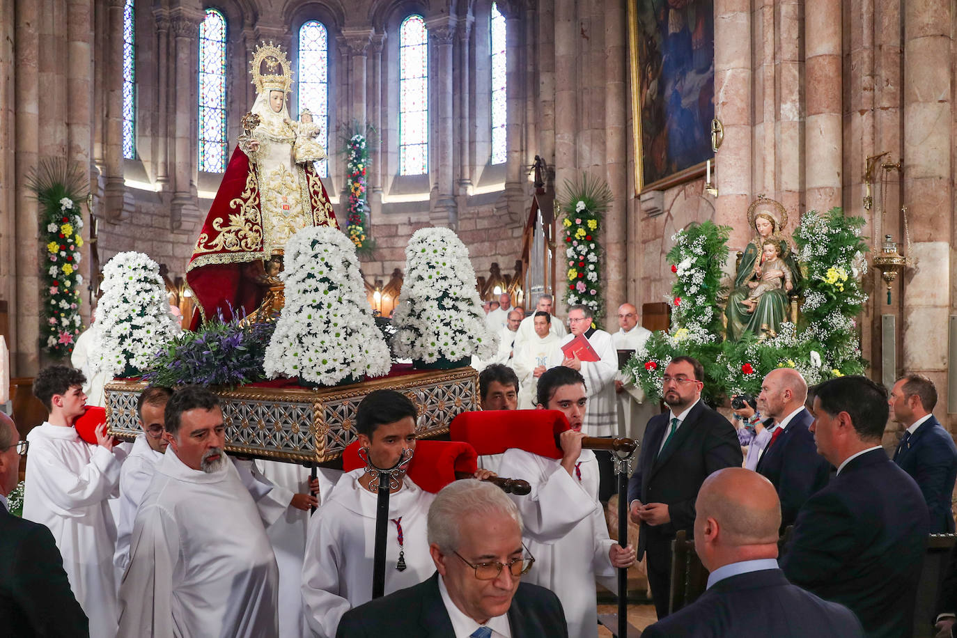 Reivindicación y tradición en la misa por la Santina