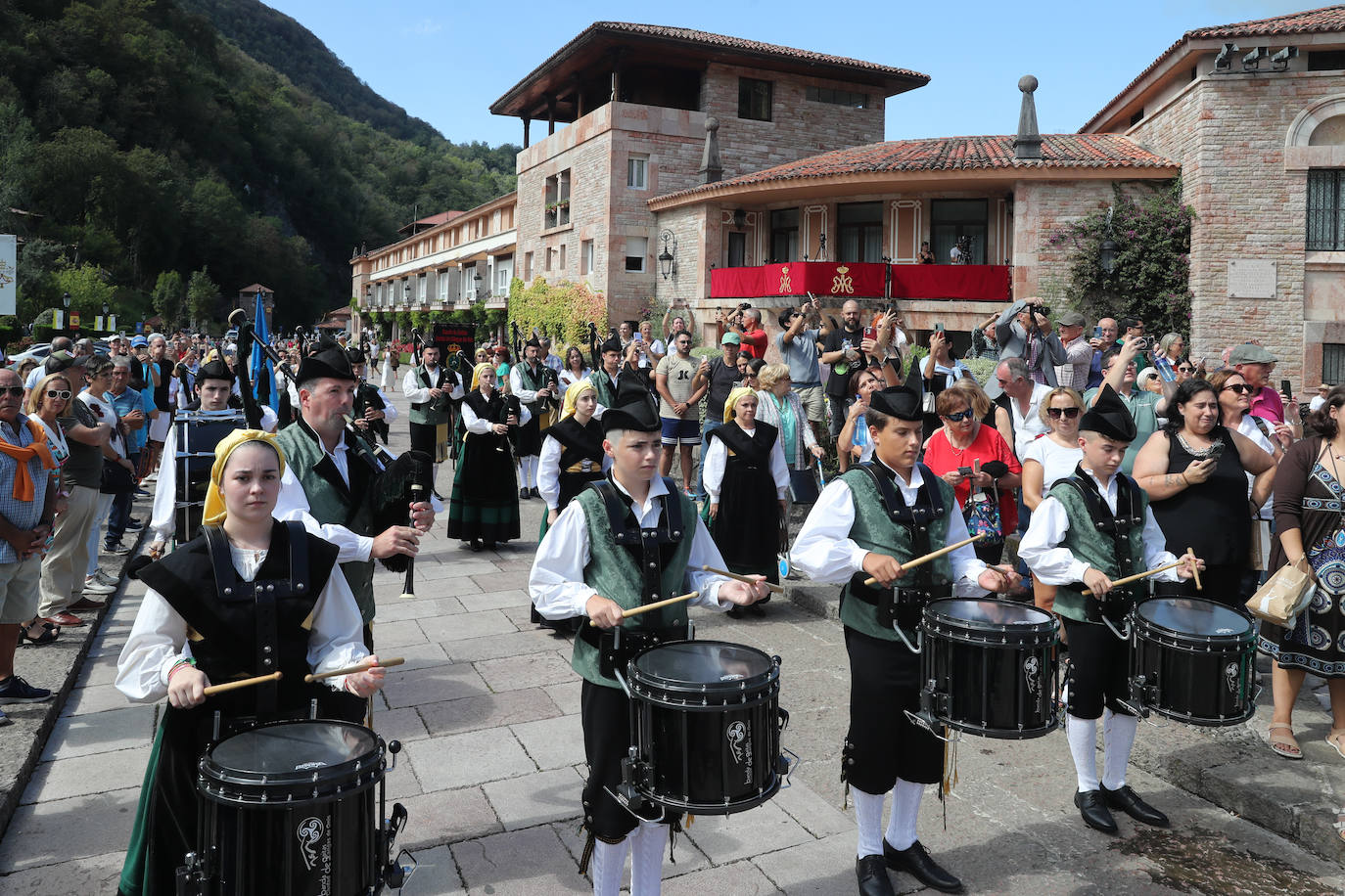 Reivindicación y tradición en la misa por la Santina