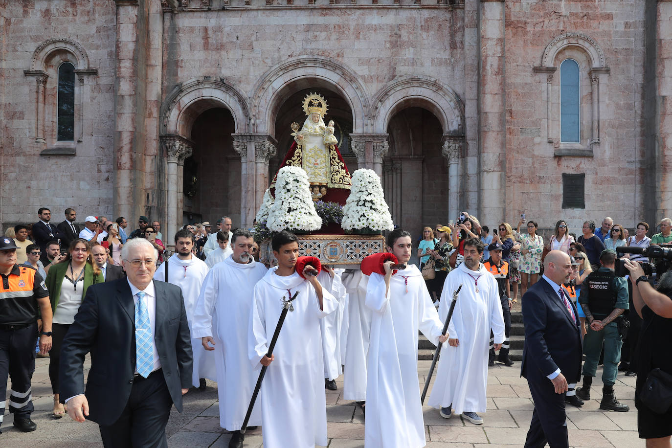 Reivindicación y tradición en la misa por la Santina