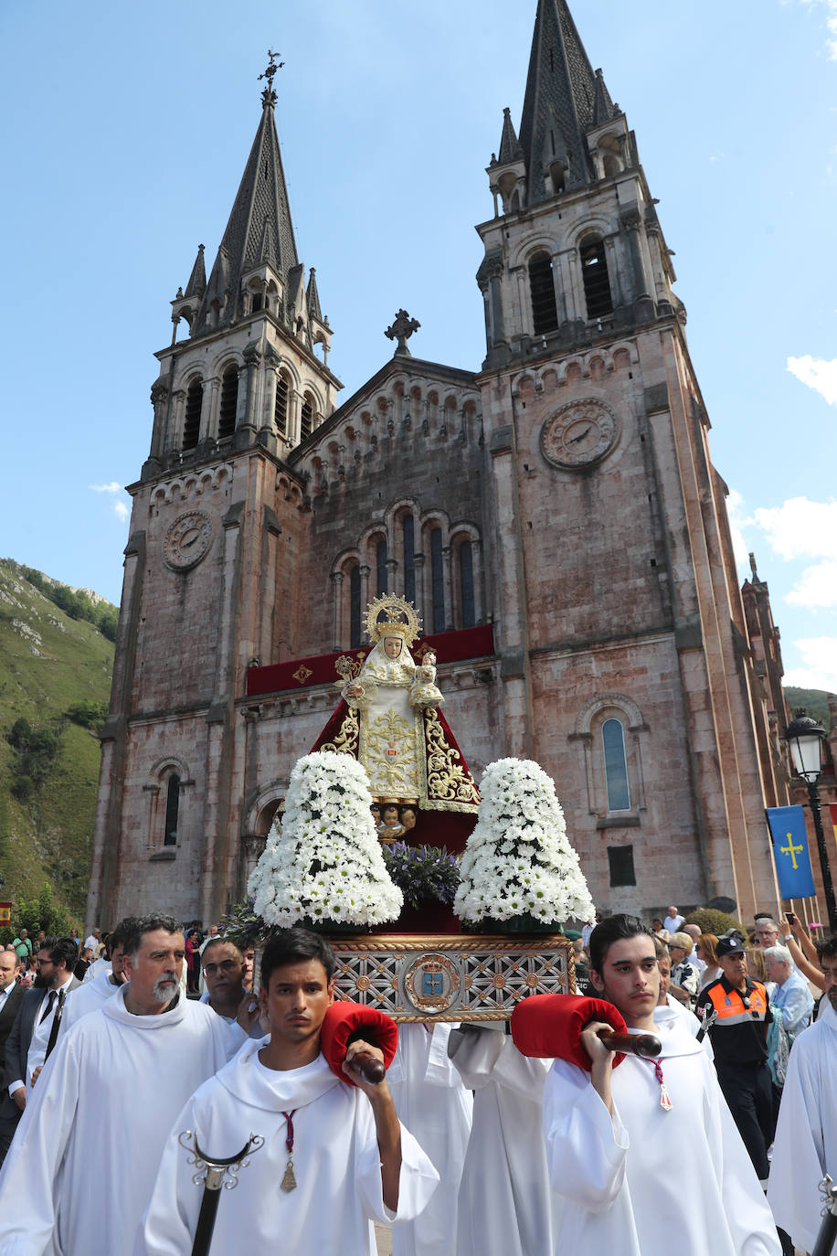 Reivindicación y tradición en la misa por la Santina