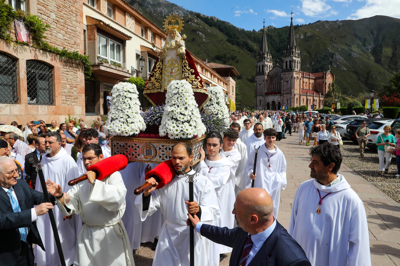 Reivindicación y tradición en la misa por la Santina