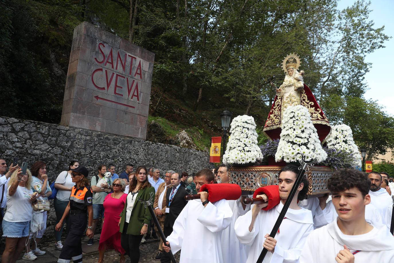 Reivindicación y tradición en la misa por la Santina