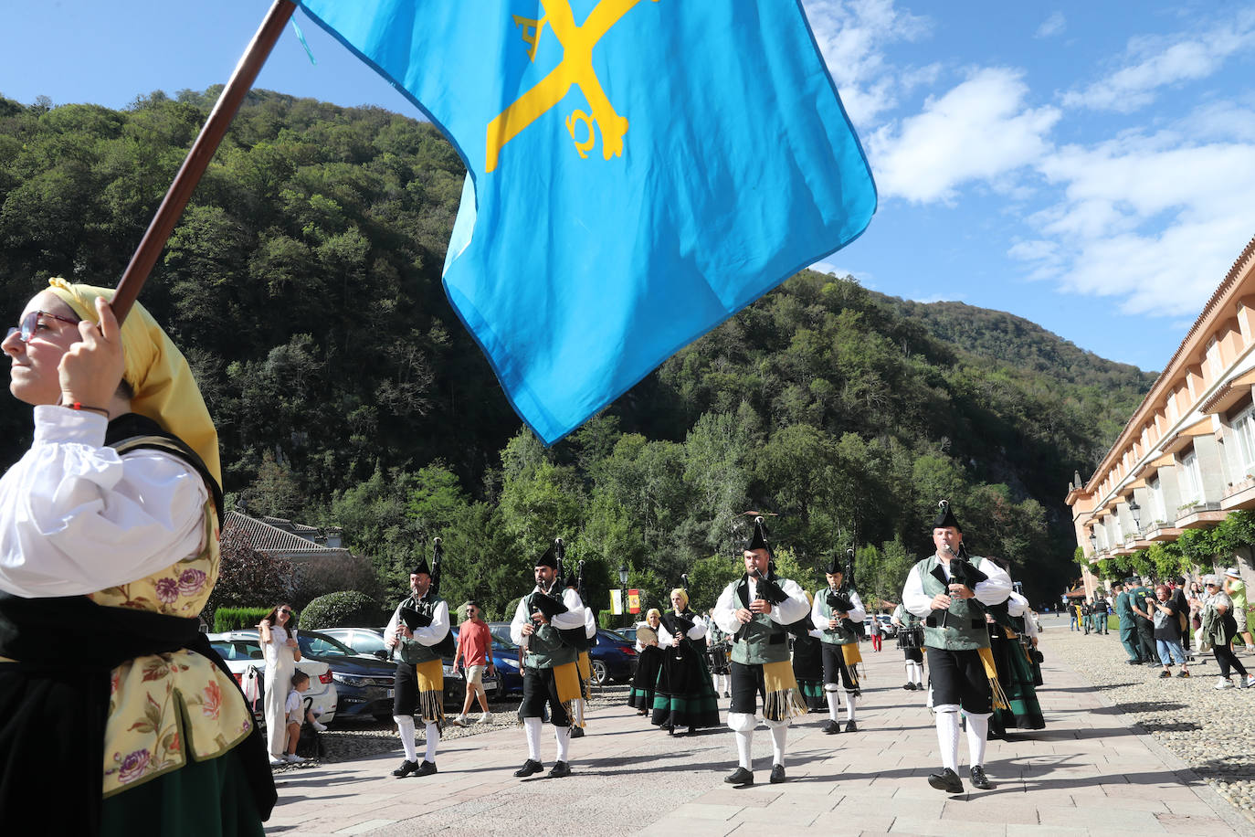 Reivindicación y tradición en la misa por la Santina