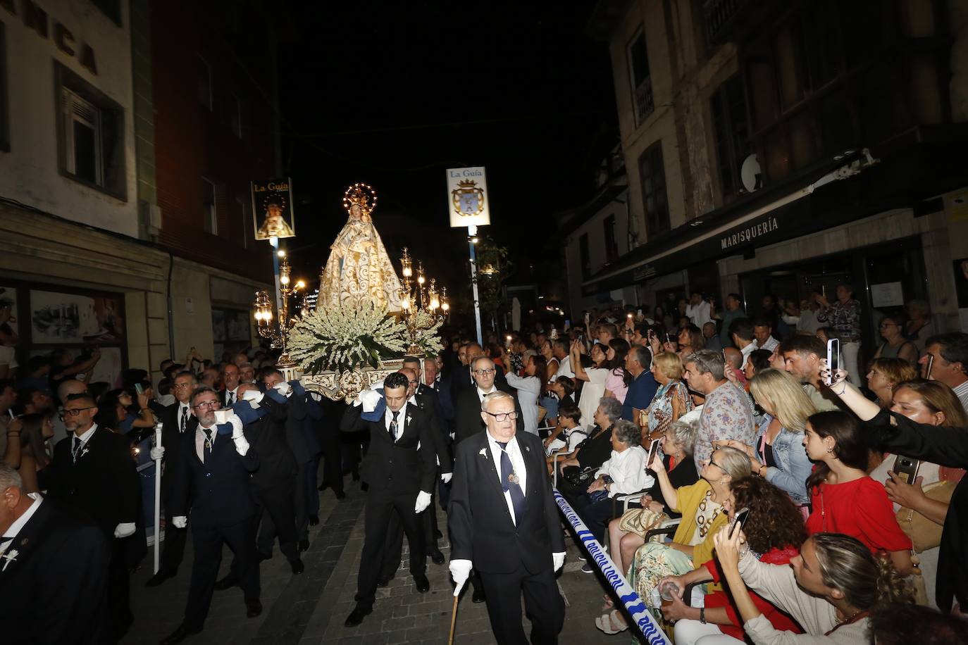 La Guía ilumina Llanes con su multitudinaria procesión