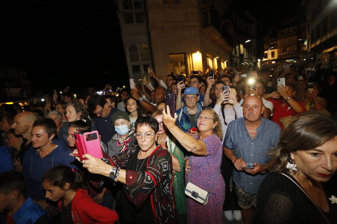 La Guía ilumina Llanes con su multitudinaria procesión