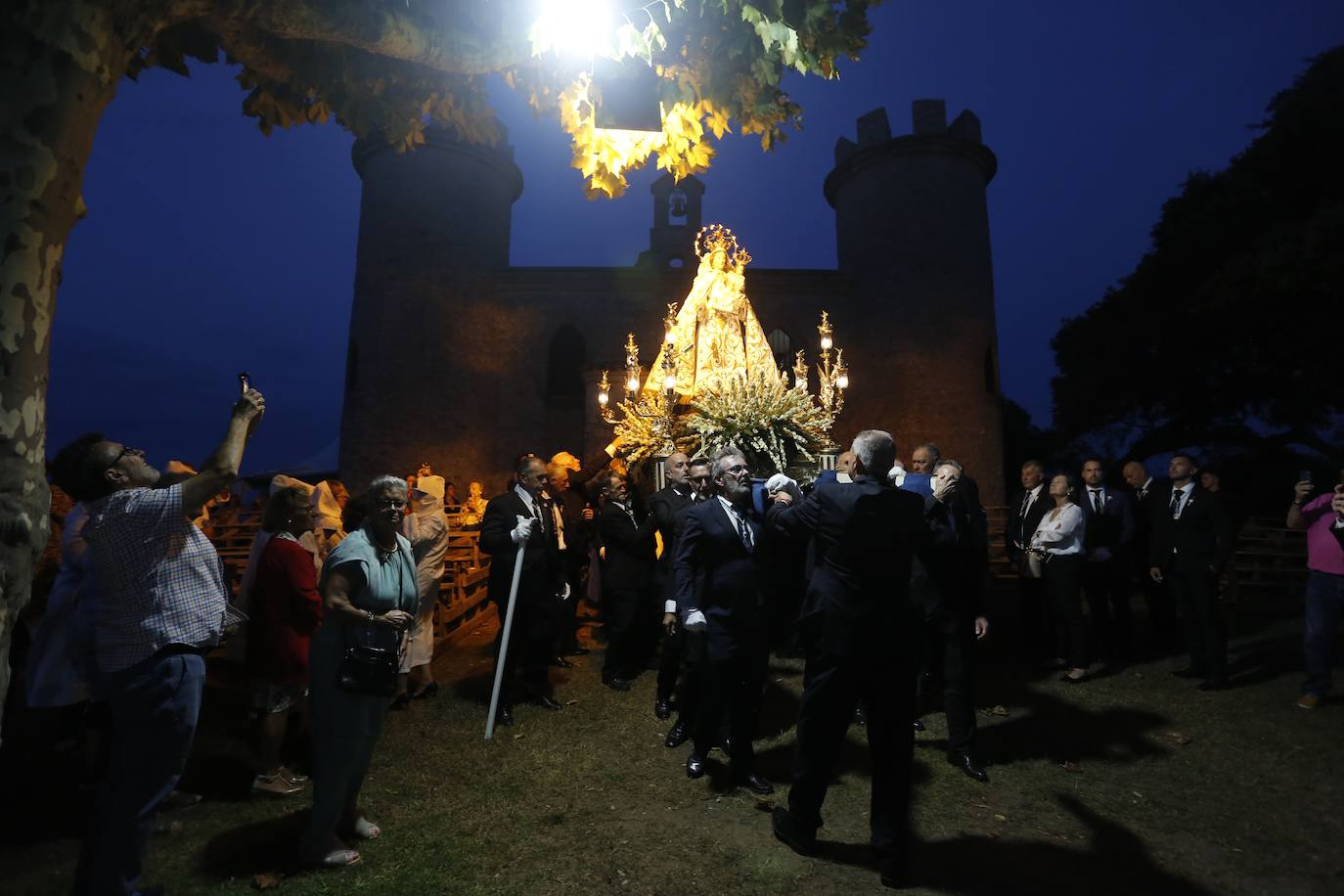 La Guía ilumina Llanes con su multitudinaria procesión