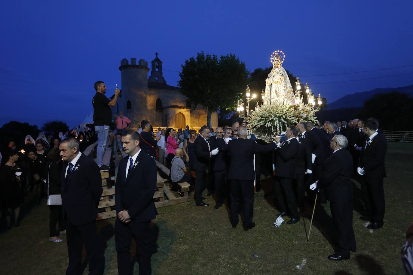 La Guía ilumina Llanes con su multitudinaria procesión