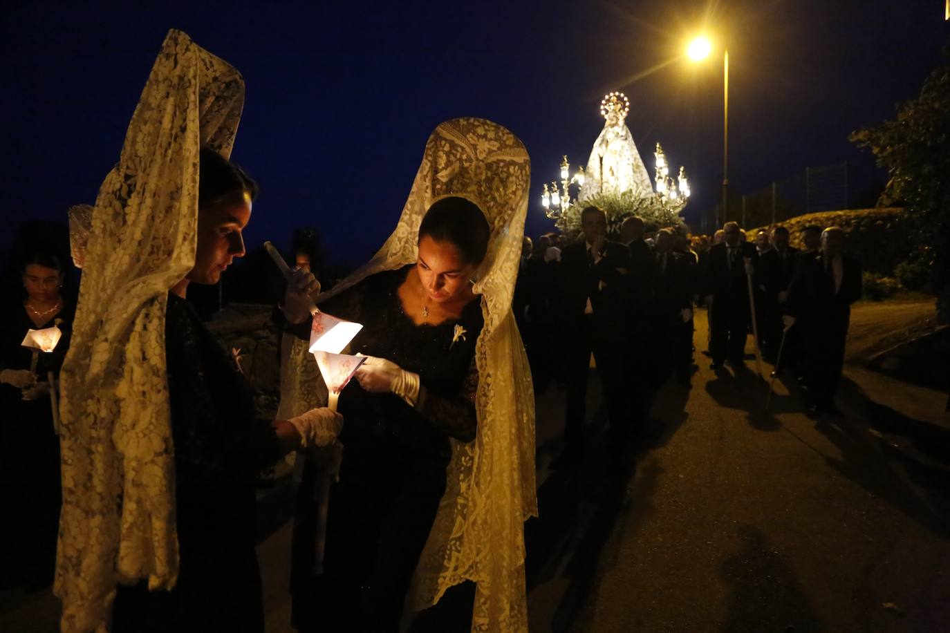 La Guía ilumina Llanes con su multitudinaria procesión