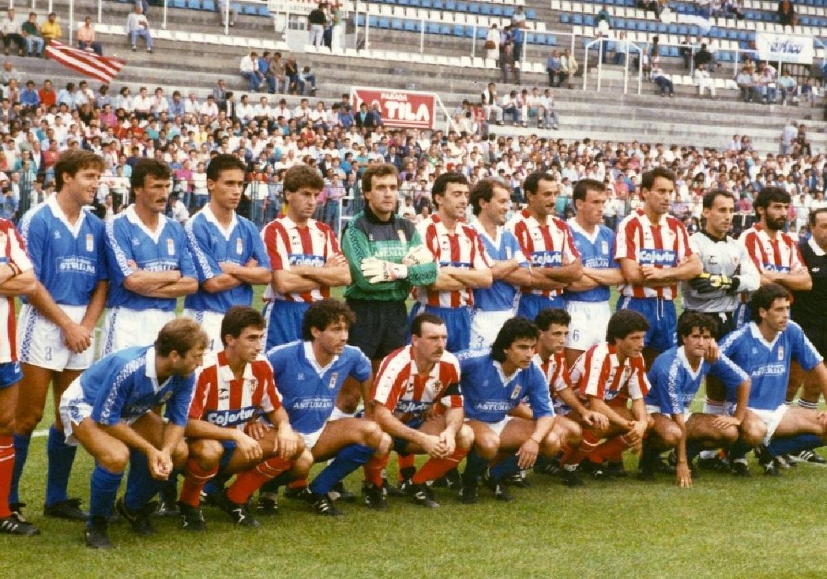 Las dos formaciones iniciales del I Trofeo Principado, con el trío arbitral, en el Carlos Tartiere, el 10 de agosto de 1988.