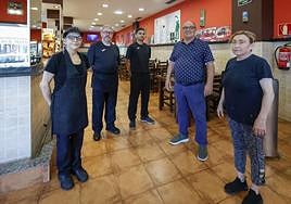 El equipo de la sidrería gijonesa, en la sala del establecimiento.