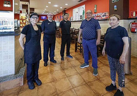 El equipo de la sidrería gijonesa, en la sala del establecimiento.