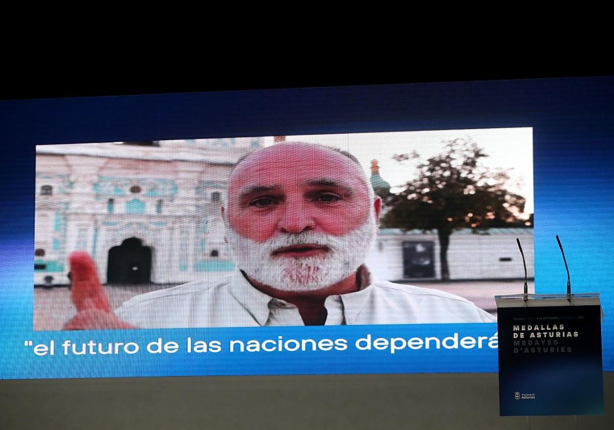 El cocinero José Andrés agradeció la concesión de la medalla a través de un vídeo.