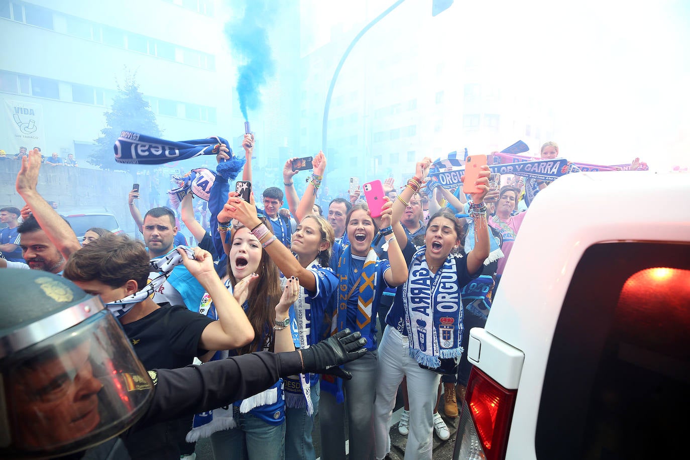 Ambiente festivo y teñido de azul por las calles de Oviedo