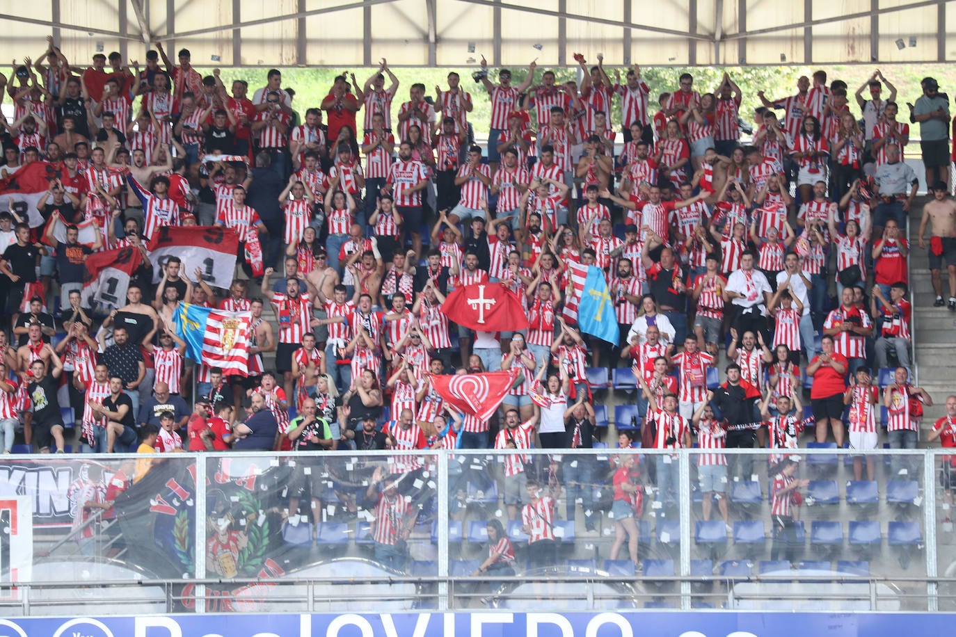 ¿Estuviste viendo el Oviedo - Sporting en el Tartiere? ¡Búscate en las fotos!