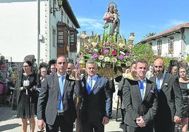 Las andas de la Virgen de la Blanca por las calles de Nueva.