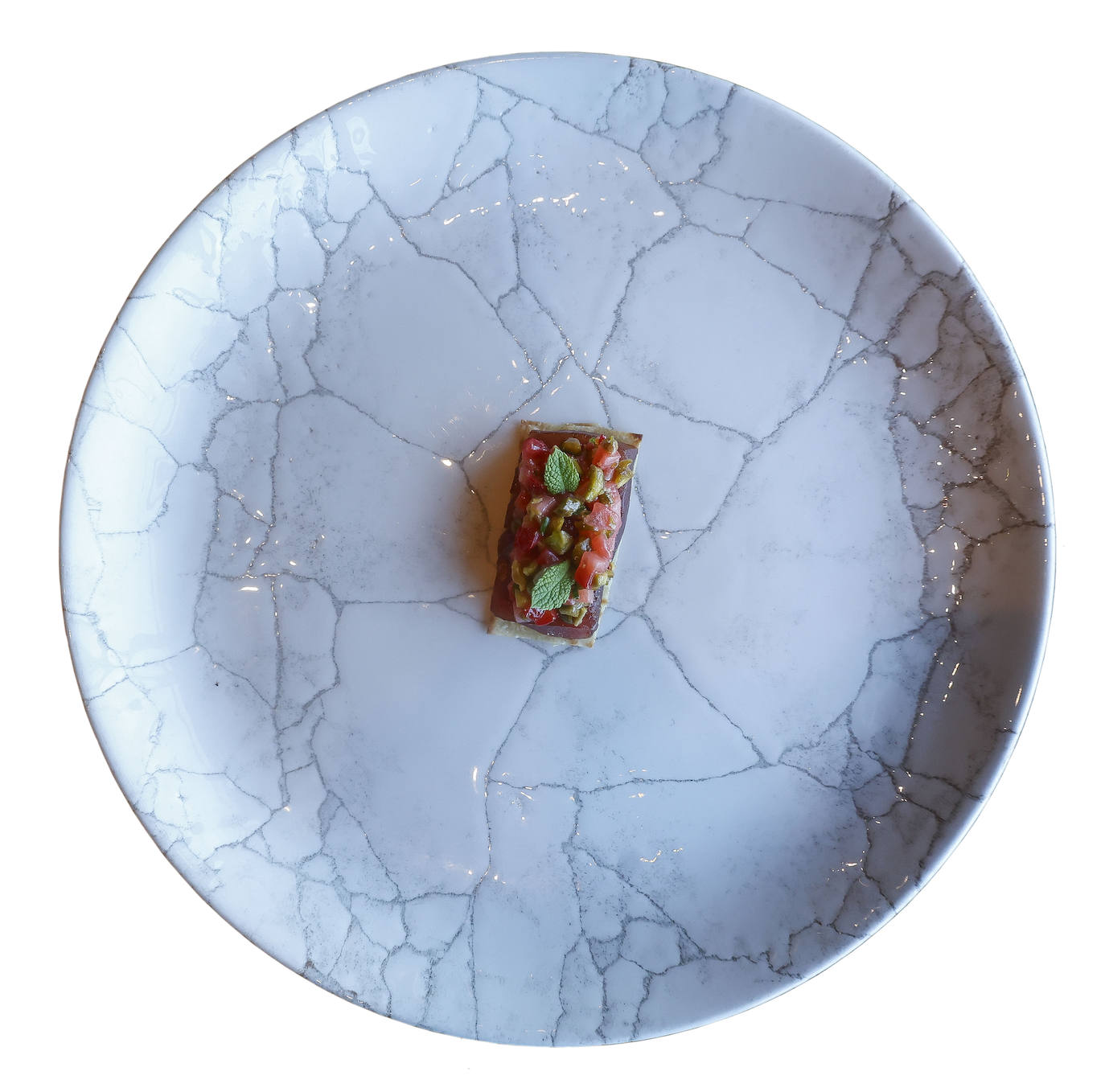 Tosta de bonito del Cantábrico marinado, fresas y pistachos.