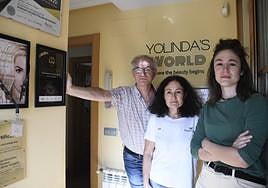 Manuel Álvarez, Otilia Vázquez y Noemí Álvarez en el pasillo de casa donde Yolanda Álvarez comenzó a poner pestañas.