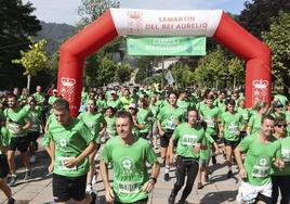 Los corredores en la prueba de ayer, en San Martín del Rey Aurelio, a favor de la investigación de la ELA.