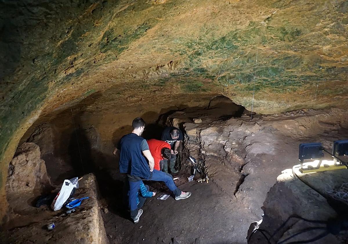 Los investigadores, durante su segunda campaña en el sector de Los Azules I, donde este verano han continuado con las excavaciones.