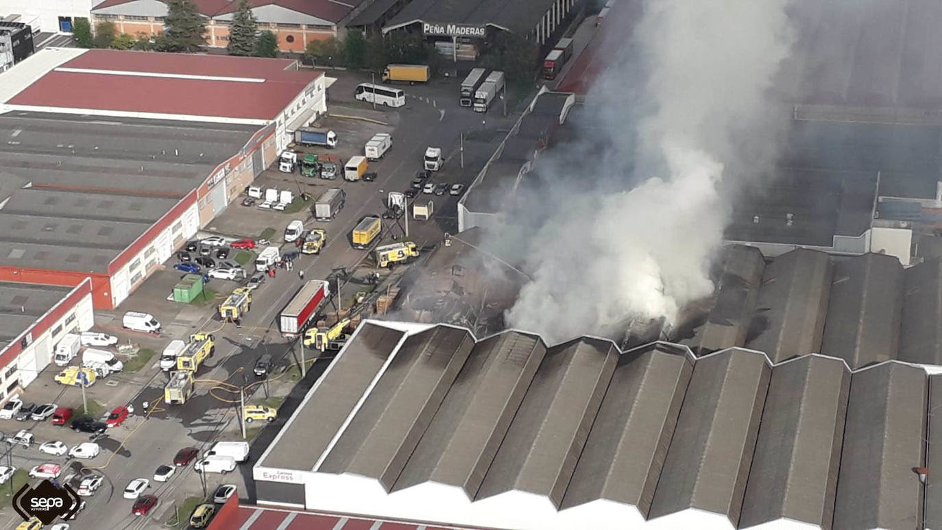 Amplio despliegue por un incendio en el polígono de Asipo, en Llanera