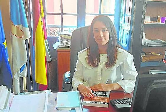 Cristina Coalla en su despacho del Ayuntamiento de Grado.