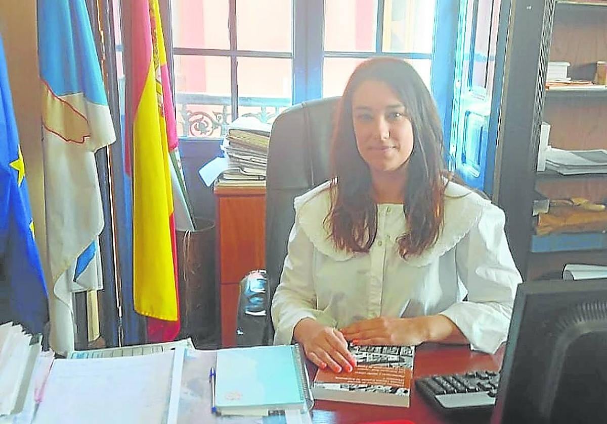 Cristina Coalla en su despacho del Ayuntamiento de Grado.