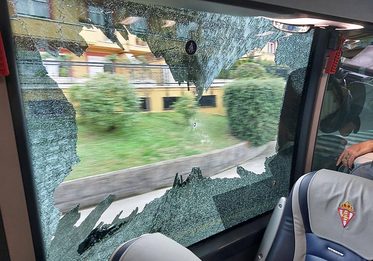 El autobús del Real Oviedo, después de sufrir la agresión.