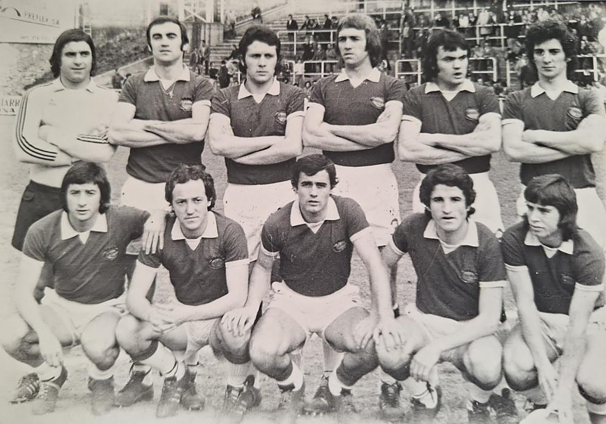 Formación habitual del Ensidesa que ascendió a Segunda División en 1975. Arriba: el meta Lombardía, Vallina, Quirós, Esteban, Raya y Atucha. Abajo: Sancayetano, Novo, Teca, Luis Gabriel y Javi.