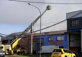 Ocho dotaciones de bomberos, con veinticinco efectivos, se desplazaron al incendio en Llanera.