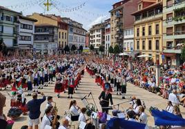 Un momento de la danza del Portal, con la plaza del Ayuntamiento repleta de gente.