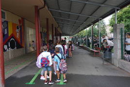 Escolares de Arriondas hacen cola en el primer día de clase.