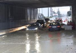 Un paso bajo la autopista 'Y', en Siero, anegado.