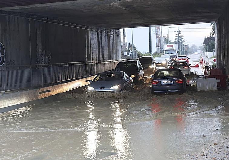 Un paso bajo la autopista 'Y', en Siero, anegado.