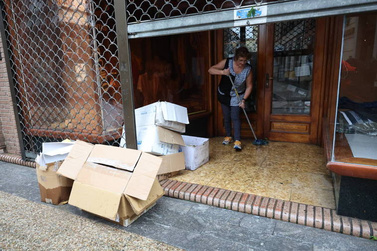 La lluvia anega Pola de Siero: «Llegaba el agua por las rodillas»