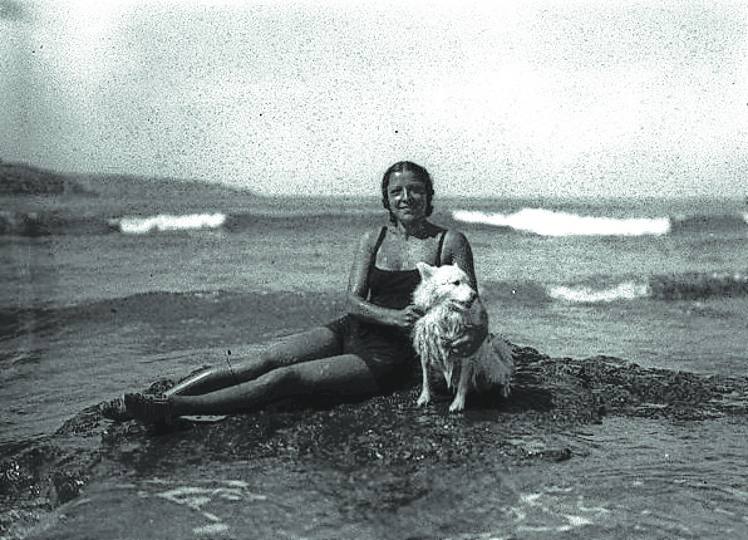 Mujer con perro. Foto de Constantino Suárez, 1935