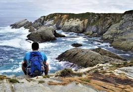 Toño Huerta, autor del libro «Rutas y Senderos de Asturias», contemplando los acantilados de Cabo Blanco