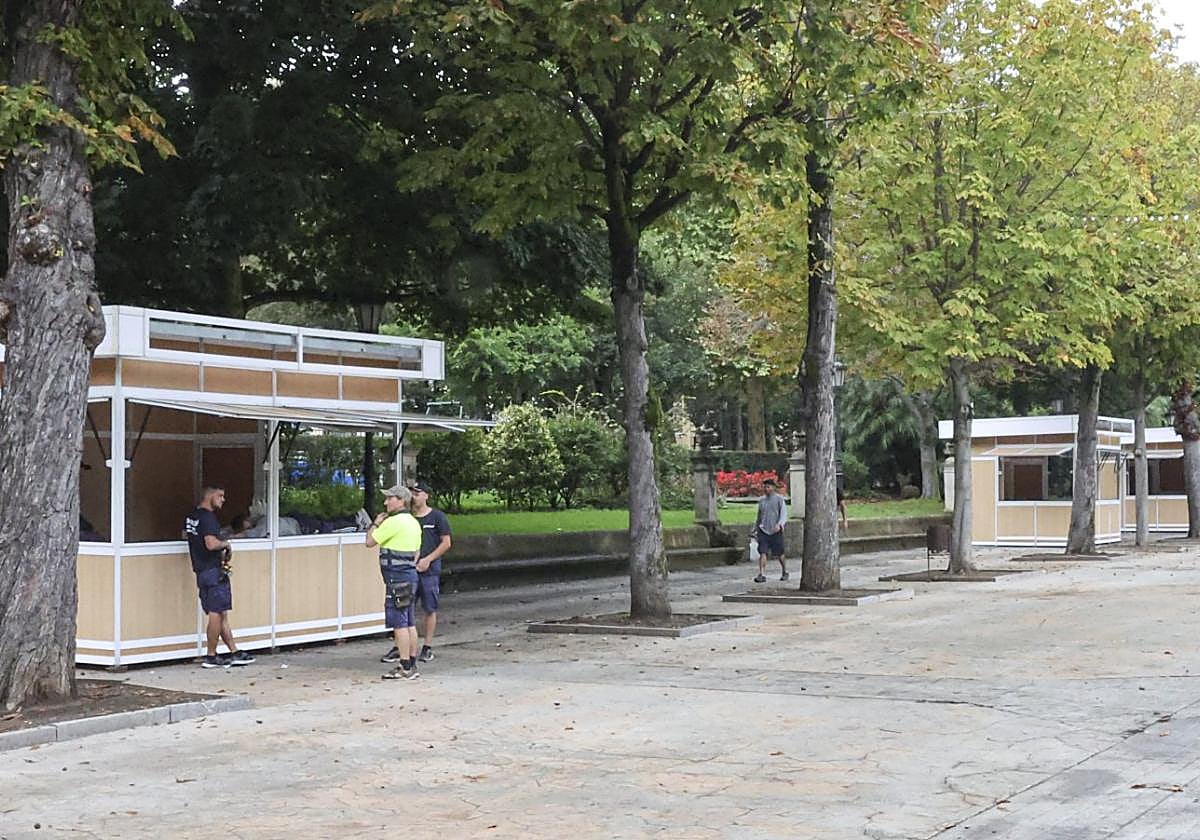 Alguna de las casetas ya están instaladas en el paseo del Bombé.