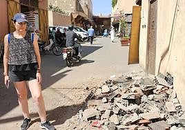 Aranzazu Suárez, en Marrakech, mira cascotes caídos de una fachada .